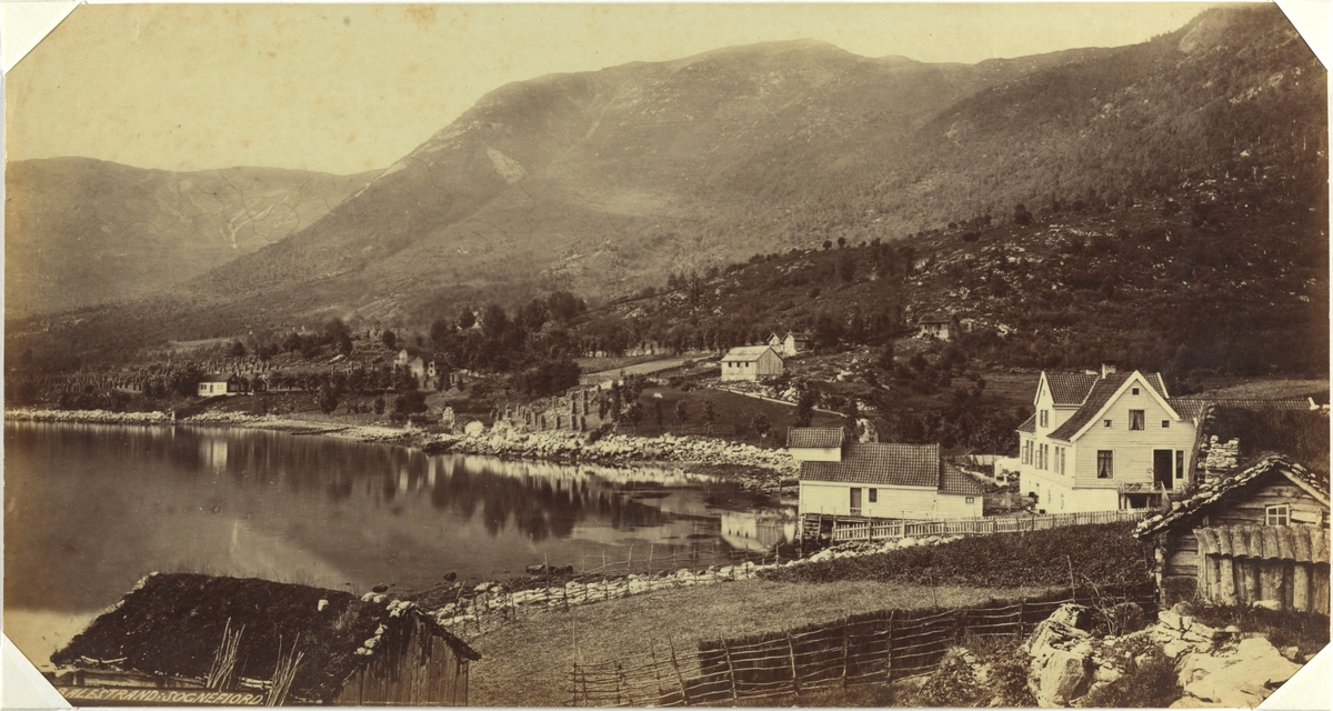 Gårdstun ved fjorden i Balestrand. Fotografert mellom 1870 og 1886.