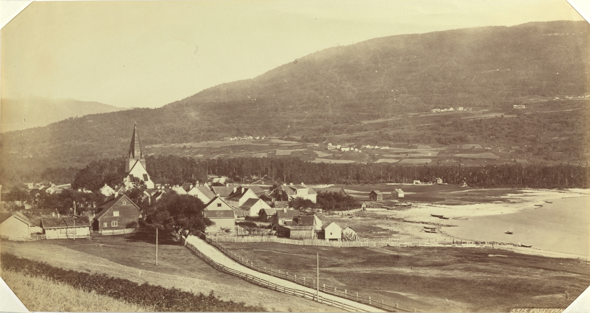 Fra Vossevangen med Voss kirke (Vangskyrkja) i sentrum. Fotografert mellom 1870 og 1886.