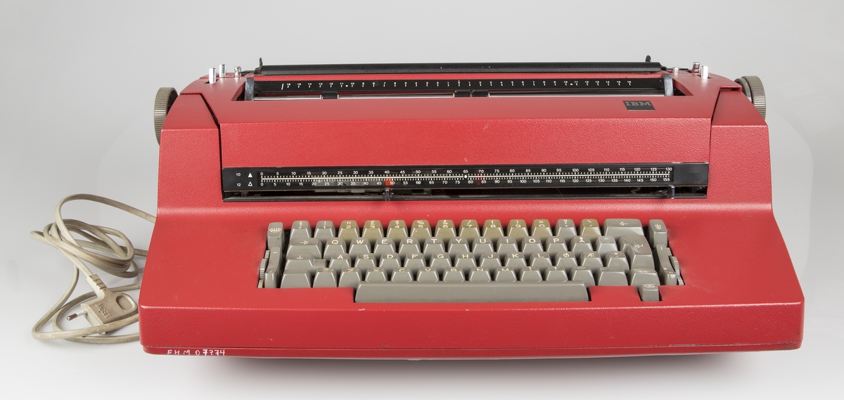 Elektrisk skrivemaskin. Stor, profesjonell type for kontorbruk.