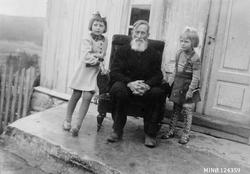 Bestefar Mattias Trondsgård (1864-1947) med to barnebarn; Sn