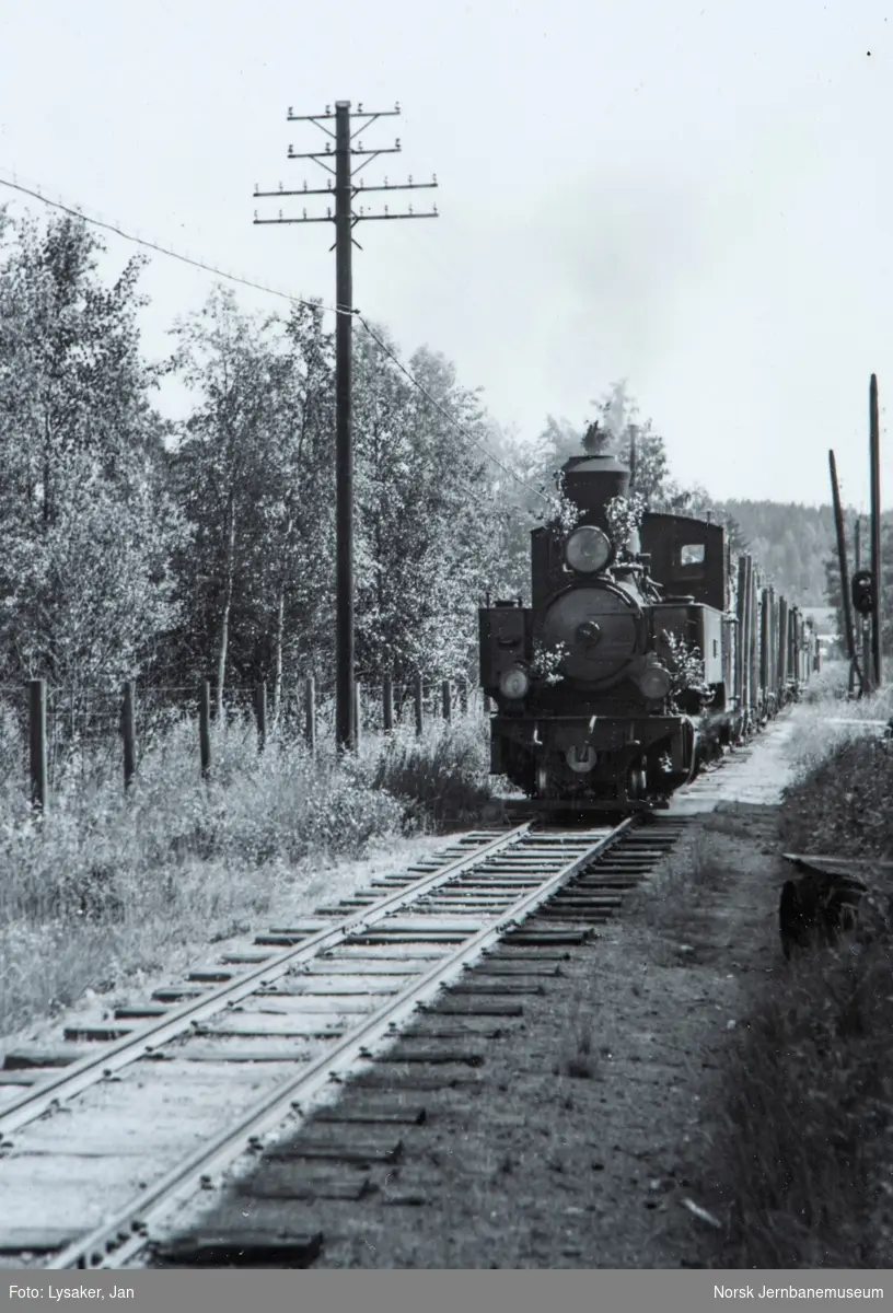 Damplokomotiv type XXIXb nr. 7 PRYDZ med blandet tog fra Sørumsand til Skulerud, tog 2051, passerer verkstedet på Bjørkelangen