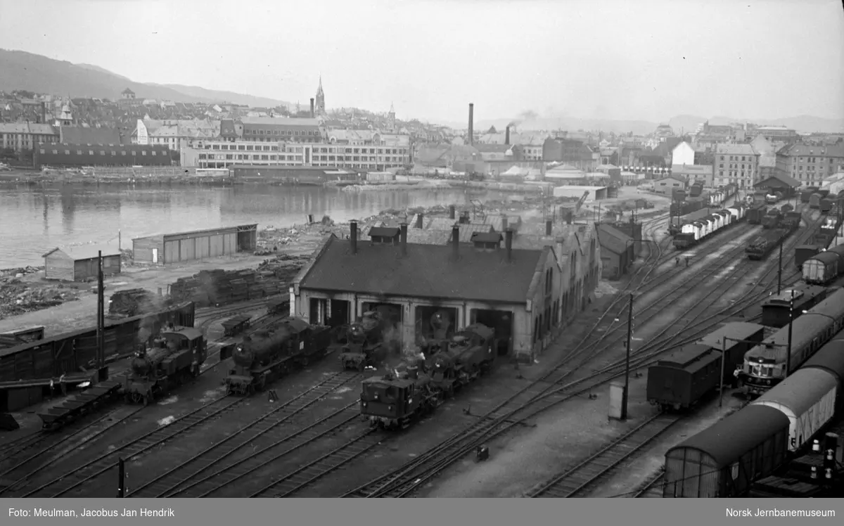 Lokomotivstallen på Bergen stasjon med driftsklare damplokomotiver type 25, 32 og 33.