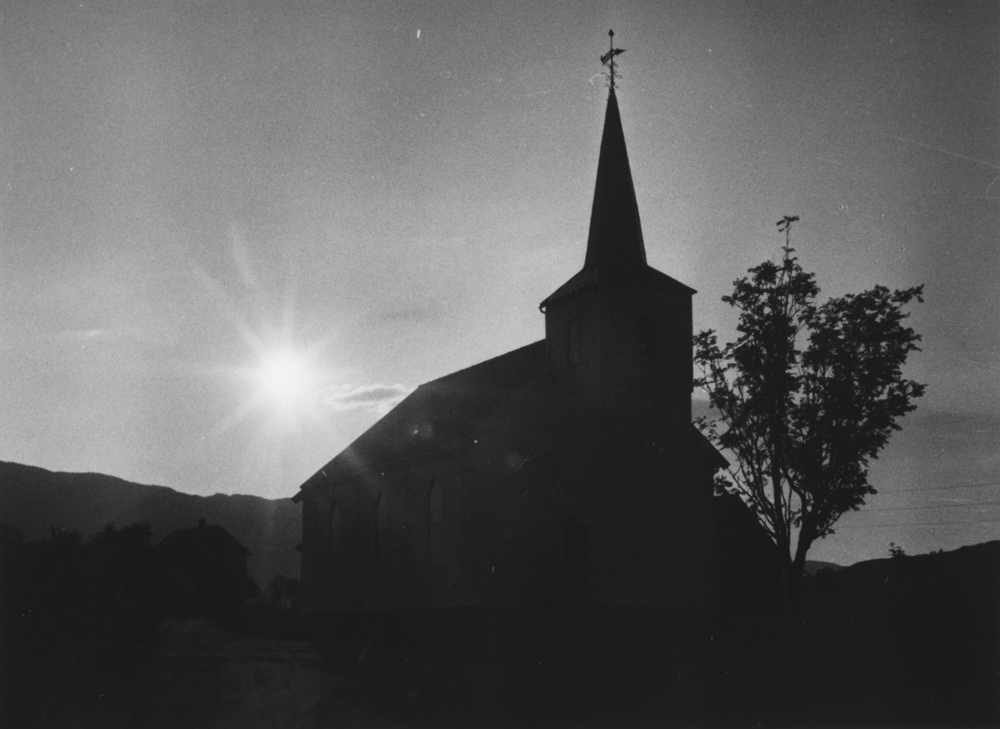 Leirfjord, Bardal. Kirken fotografert i mottlys. 
Pressebilde fra Helgeland arbeiderblad.