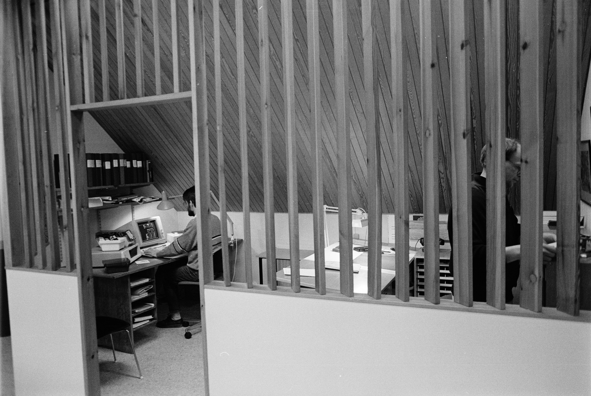 Gruvingenjör Bo Gustavsson vid datorn på gruvkontoret, Dannemora Gruvor AB, Dannemora, Uppland augusti 1988