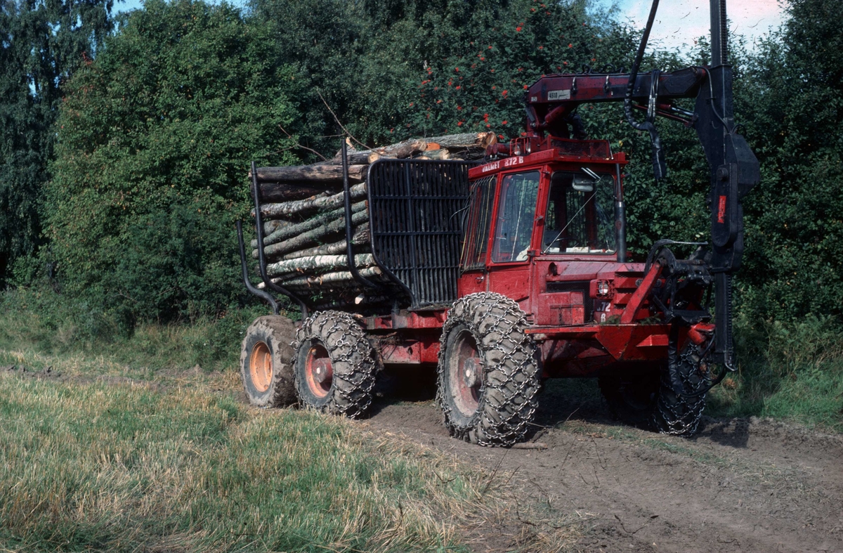 Skogsbruksmaskin lastad med timmer, Hacksta gård, Enköpings-Näs socken, Uppland 1981 - 1982
