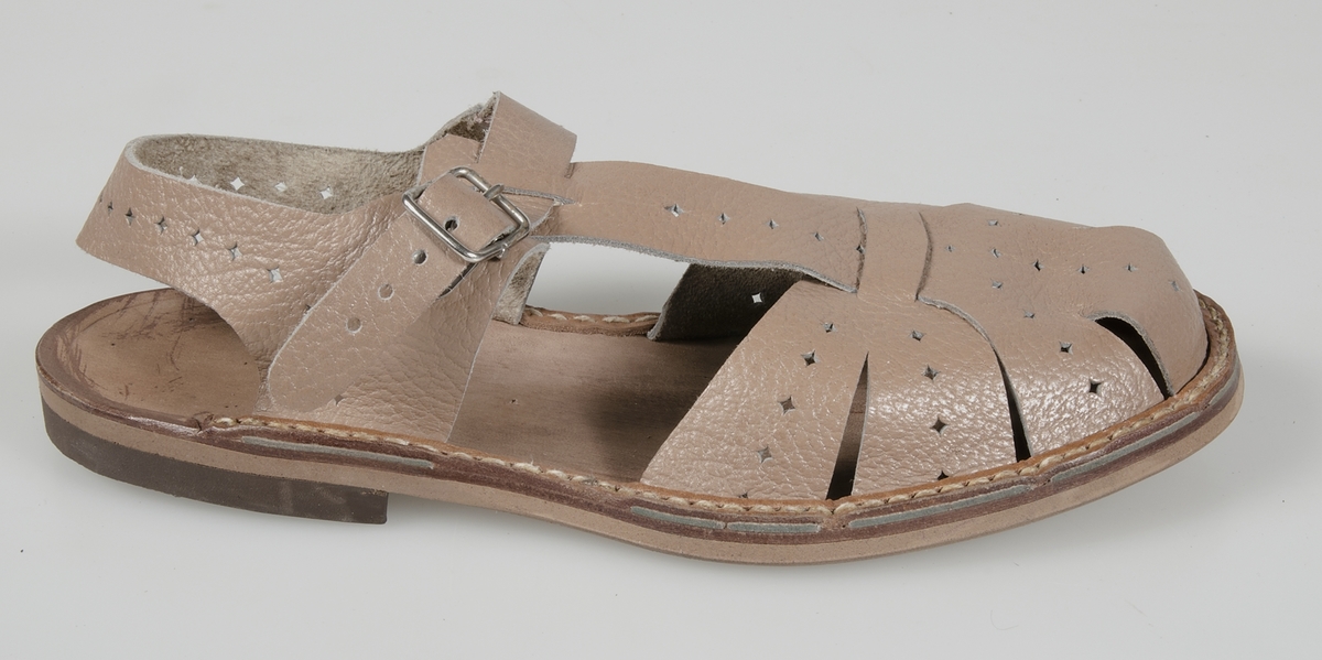 Sandal av ljusbrunt perforerat skinn, sandalsydd konstlädersula märkt NEOLITE och gummiklack märkt ELG KLACK, knäpps med metallsölja vid sidan.