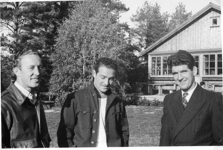 Tre män vända mot fotografen, möjligen vid friluftsgården (friluftshotellet) i Mullsjö.