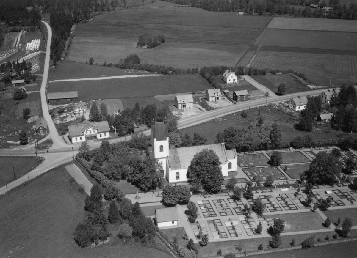 Flygfoto över Hässleby kyrka i Mariannelund, Eksjö kommun. Nr P 233.