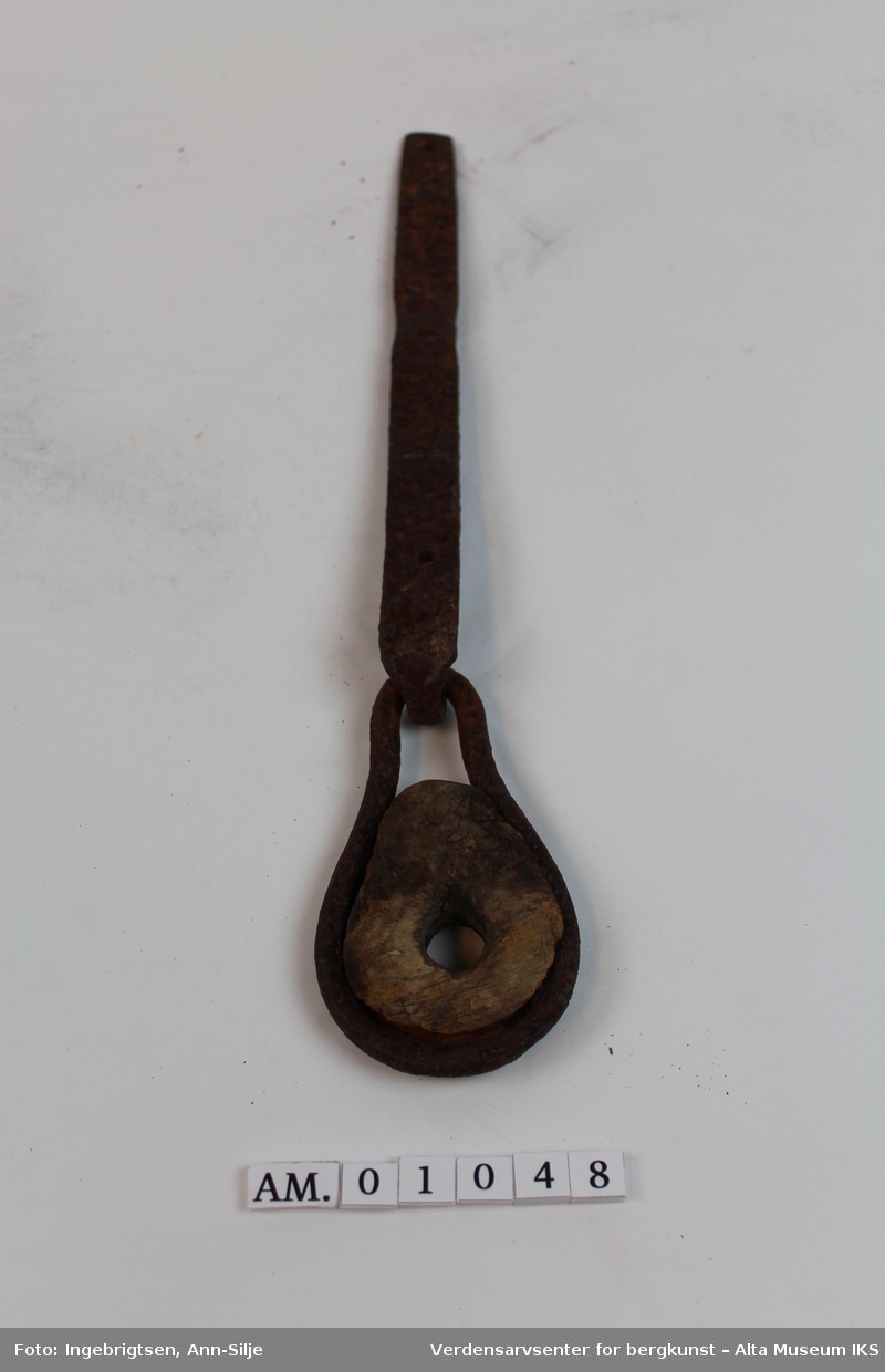 Oval ring i furu med smidd jernbånd rundt.
En jomfru på et seilskip er en innretning som blir brukt til permanent stramming av vant og barduner.