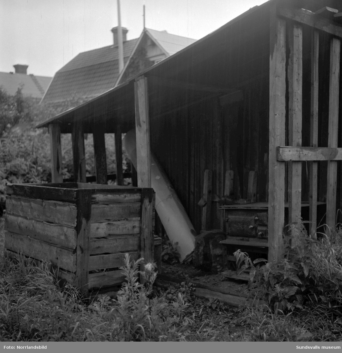 En man avled efter ett våldsamt slagsmål i Sjösvedjan, Timrå, i augusti 1953. Bilderna visar troligen polisens brottsplatsundersökning.