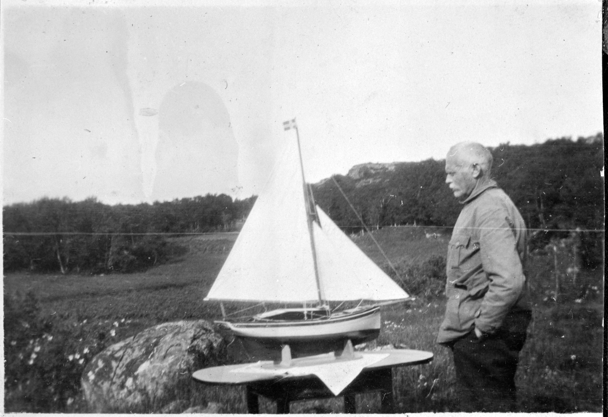 Teodor Langholmen med modellbåt han har laget, Fillan, Hitra.