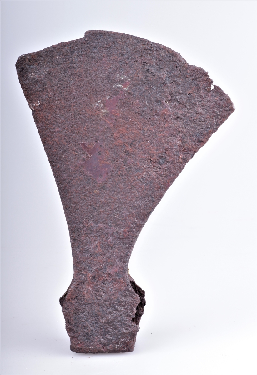 Øks av jern fra yngste vikingtid eller tidlig middelalder funnet på Nedre Hammerstad i Totenvika i 1875-1876. Mulig også ei breiøks av type M. Ganske tynn i bladet fram mot skafthullet.