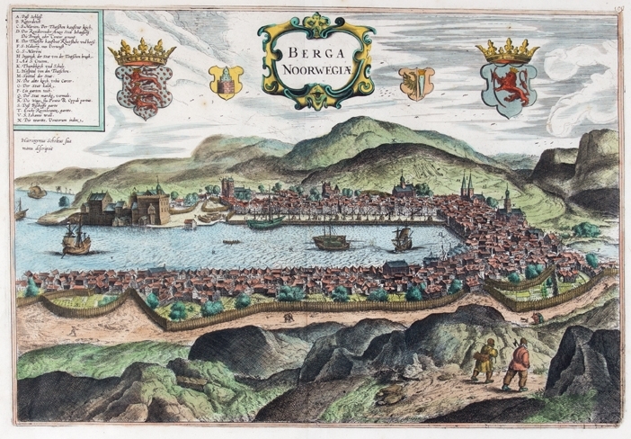 Kobberstikk av BERGEN i Norge fra 1657. Ser byen og Vågen omkranset med fjell samt to personer som går på en sti.