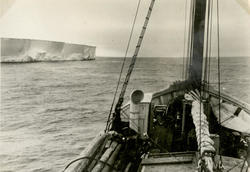 "På vei ut av Hvalbukten". Ellsworth-ekspedisjonen 1933-1935