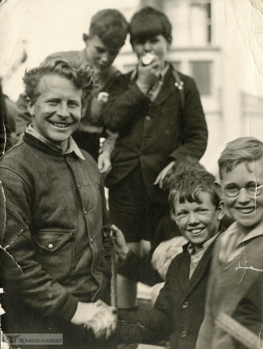 Pilot Bernt Balchen og skoleelever i Dunedin på New Zealand under Ellsworth-ekspedisjonen 1933-1935. Fra Magnus Johannessens fotoalbum. Magnus Johannessen fra Ålesund var med i mannskapet ombord i ekspedisjonsskipet Wyatt Earp (eks-Fanefjord) på de to første ekspedisjonsturene til Antarktis.