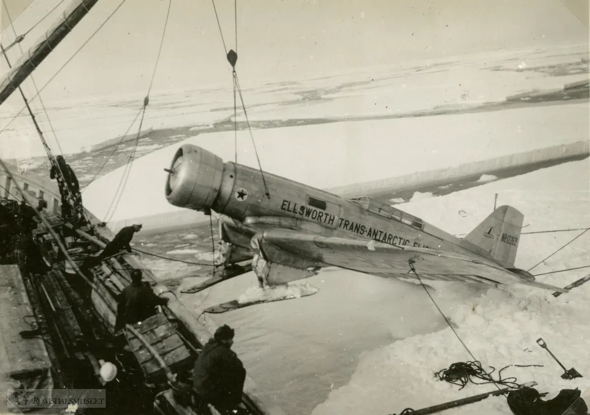Flyet heises ombord etter uhellet i Hvalbukta. Ellsworth-ekspedisjonen 1933-1935. Fra Magnus Johannessens fotoalbum. Magnus Johannessen fra Ålesund var med i mannskapet ombord i ekspedisjonsskipet Wyatt Earp (eks-Fanefjord) på de to første ekspedisjonsturene til Antarktis.