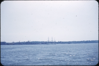 Skoleskipet STATSRAAD LEHMKUHL på tur til USA i 1952. Muligens ved Hudson river, New York.