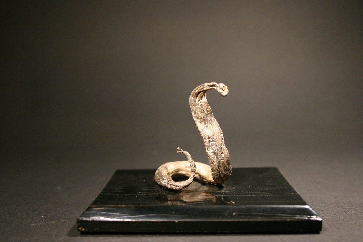 "Slange" på svart plate
Vekt: 68,16 g (med sokkel)
Størrelse: 4,6 x 3,8 x 3,2 cm