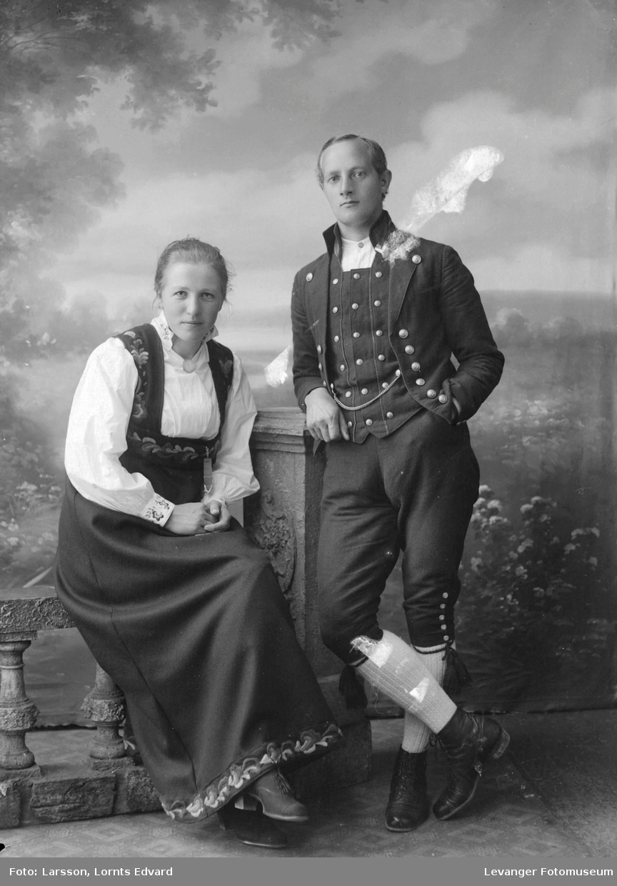 Portrett av  ukjent mann og kvinne i bunad.