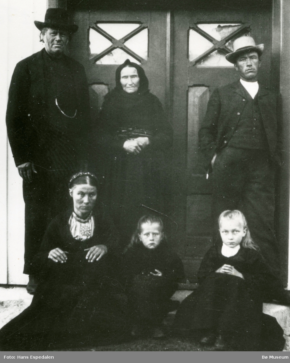 Familiebilete frå Øvre Torstveit.  Frå venstre: Olav H., Gunhild, Gunhild (d.y), Margit (Malti), Bergit (Bella) og Halvor.  Bildet er teke 23.07.1906.