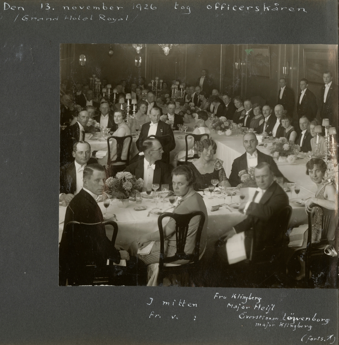 Bildtext: "Den 13. november 1926 tog officerskåren avsked av sitt avhållna chefspar; översten Fredrik Wilhelm Löwenborg och hans överstinna fru Ewa Löwenborg f. Treschow. Högtidstalet - sant tolkande allas känslor - hölls av major Klingberg. Grand Hotel Royal."