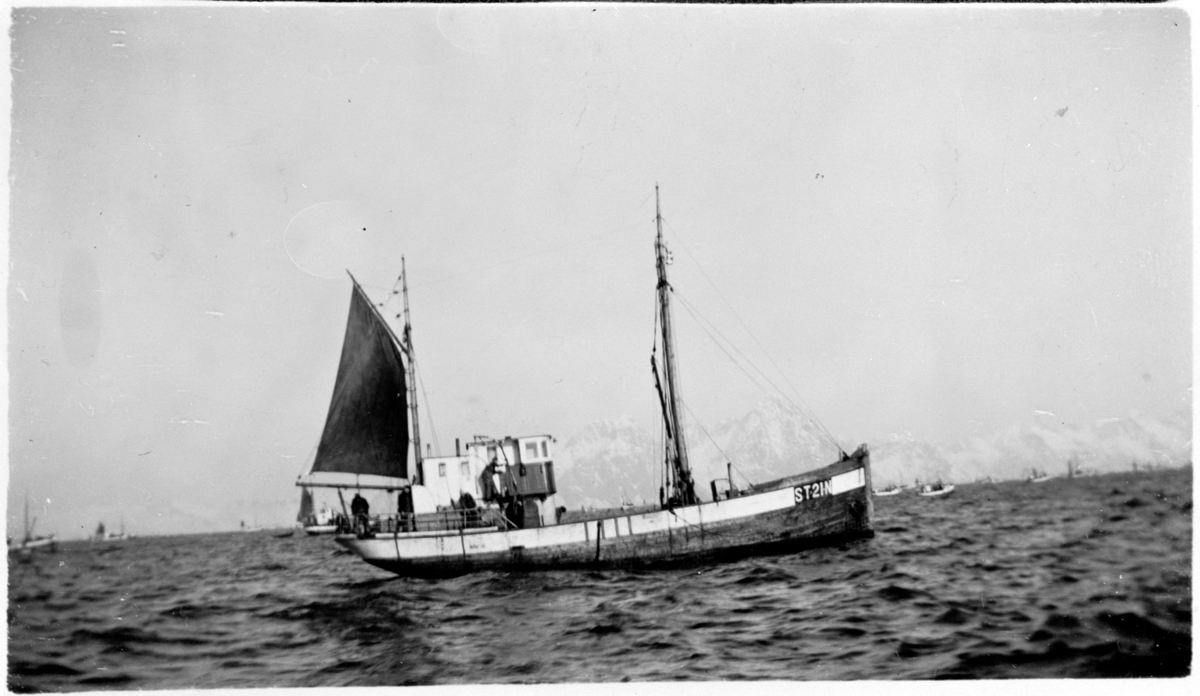 Fiskebåten ST 21 N fra Nes på Lofotfiske, Lofoten.