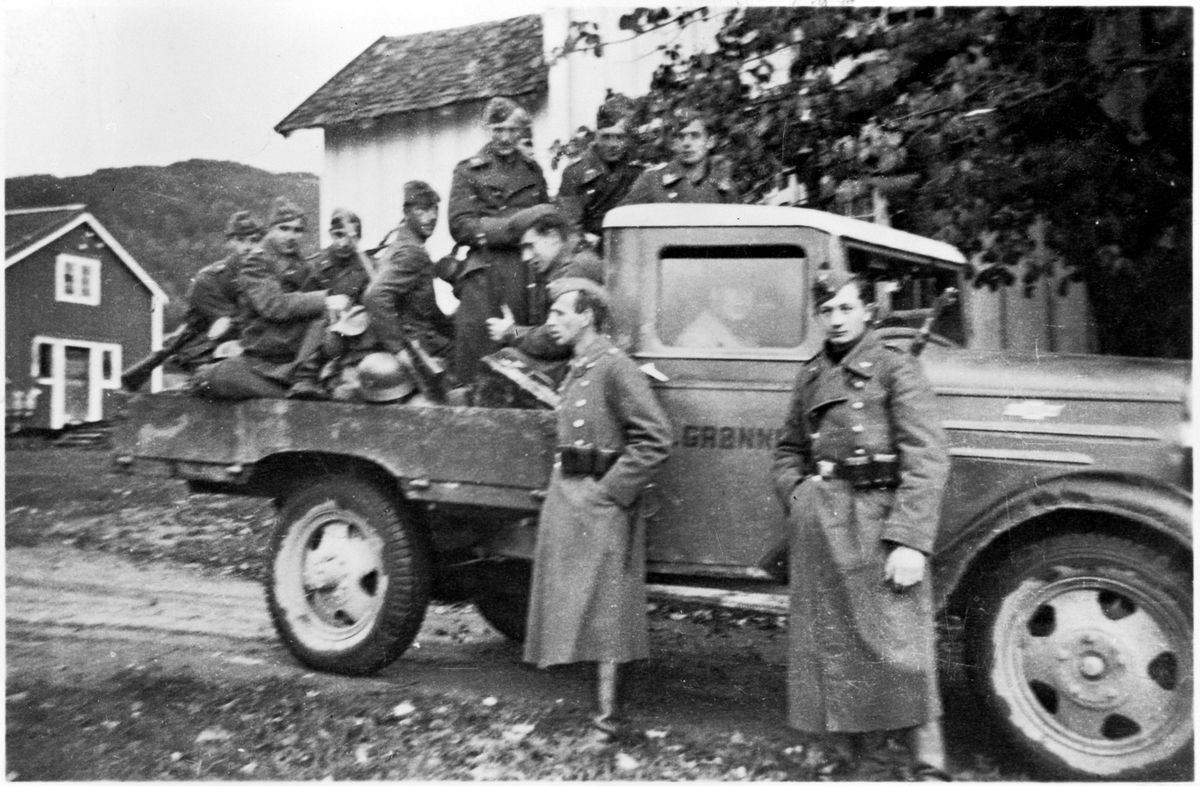 Tyske soldater som demonterte flyet i Sjøadalen, Stadsbygd.