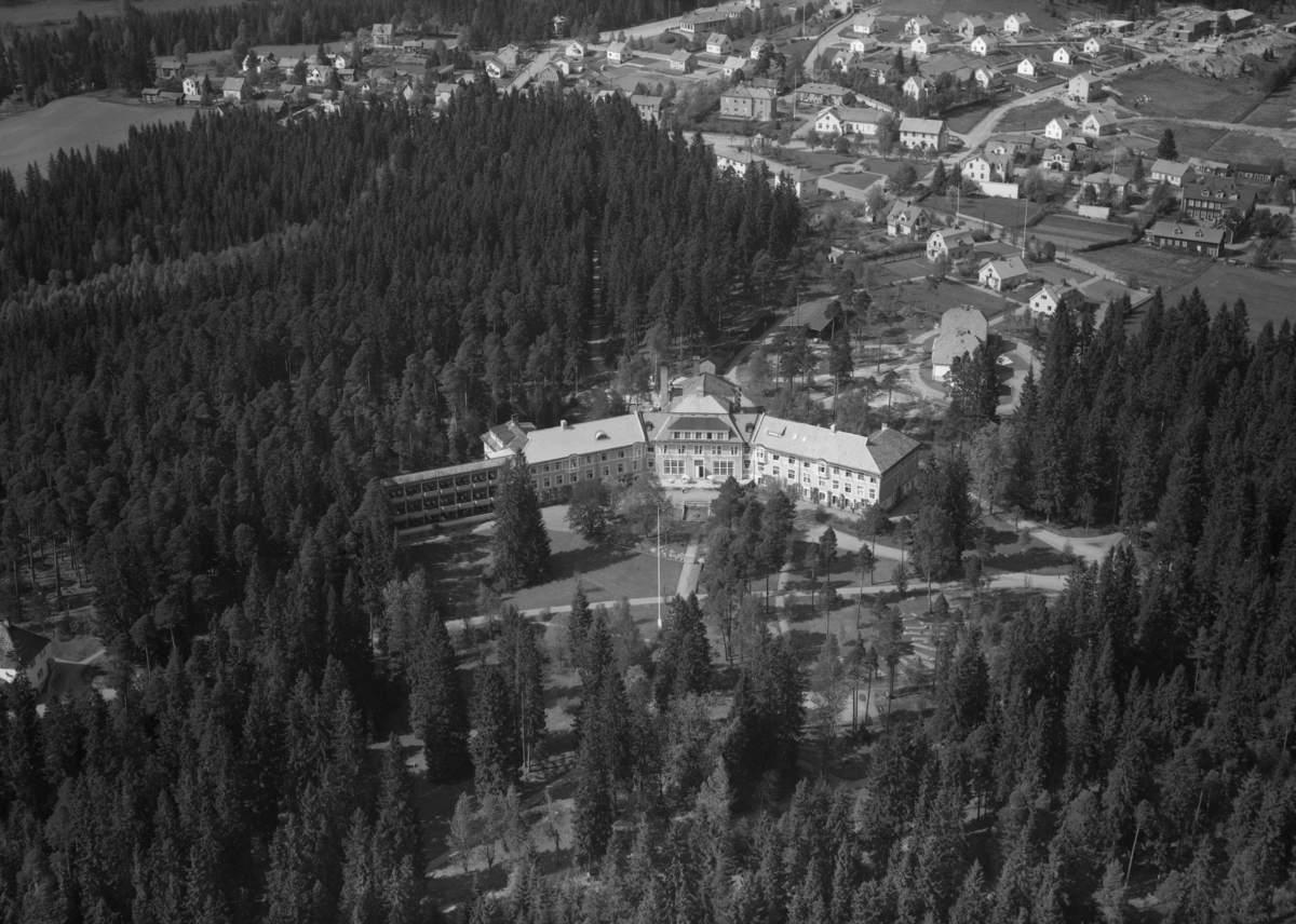 Flygfoto över Sävsjö Sanatorium i Jönköpings län. Nr O 1004.