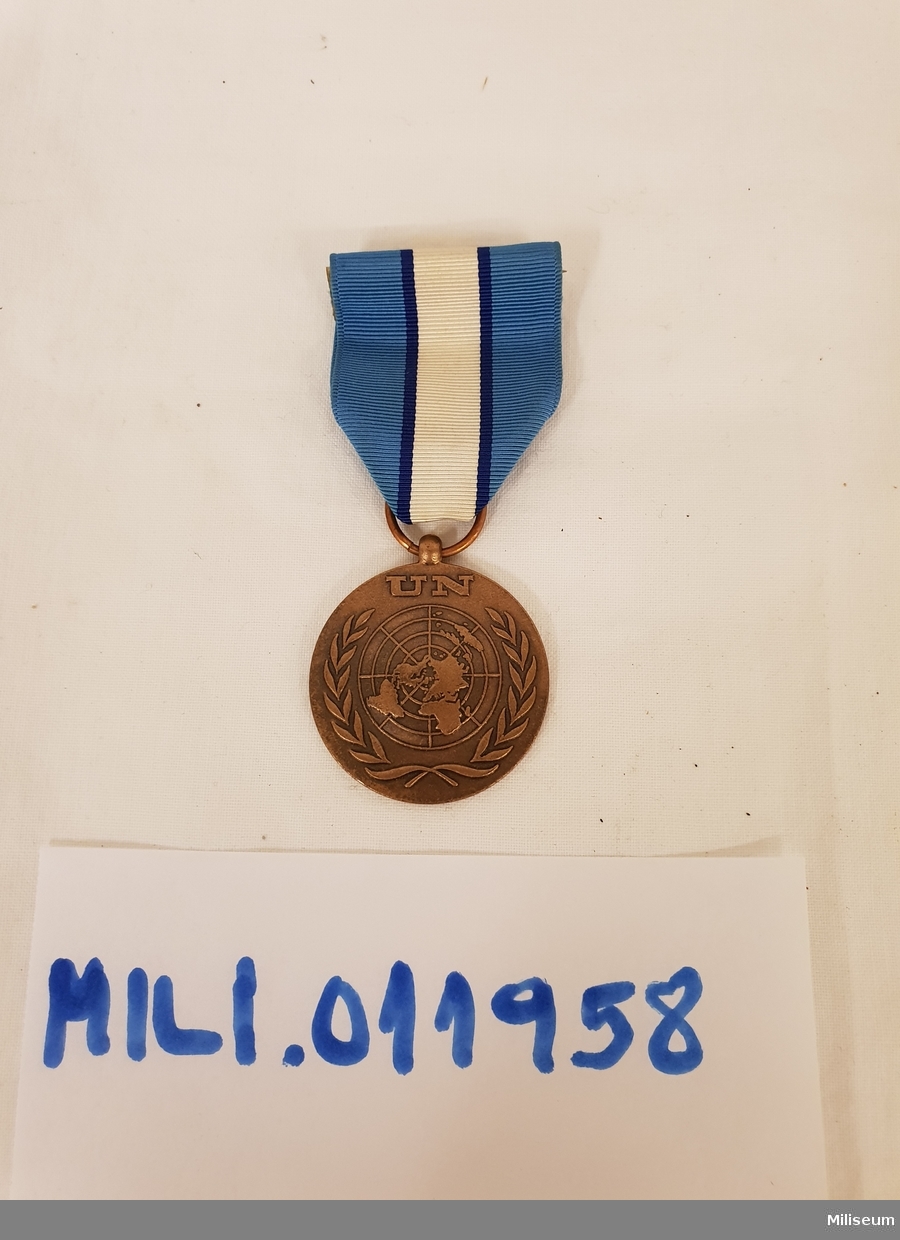 FN-medalj i brons med förvaringsask av papp.