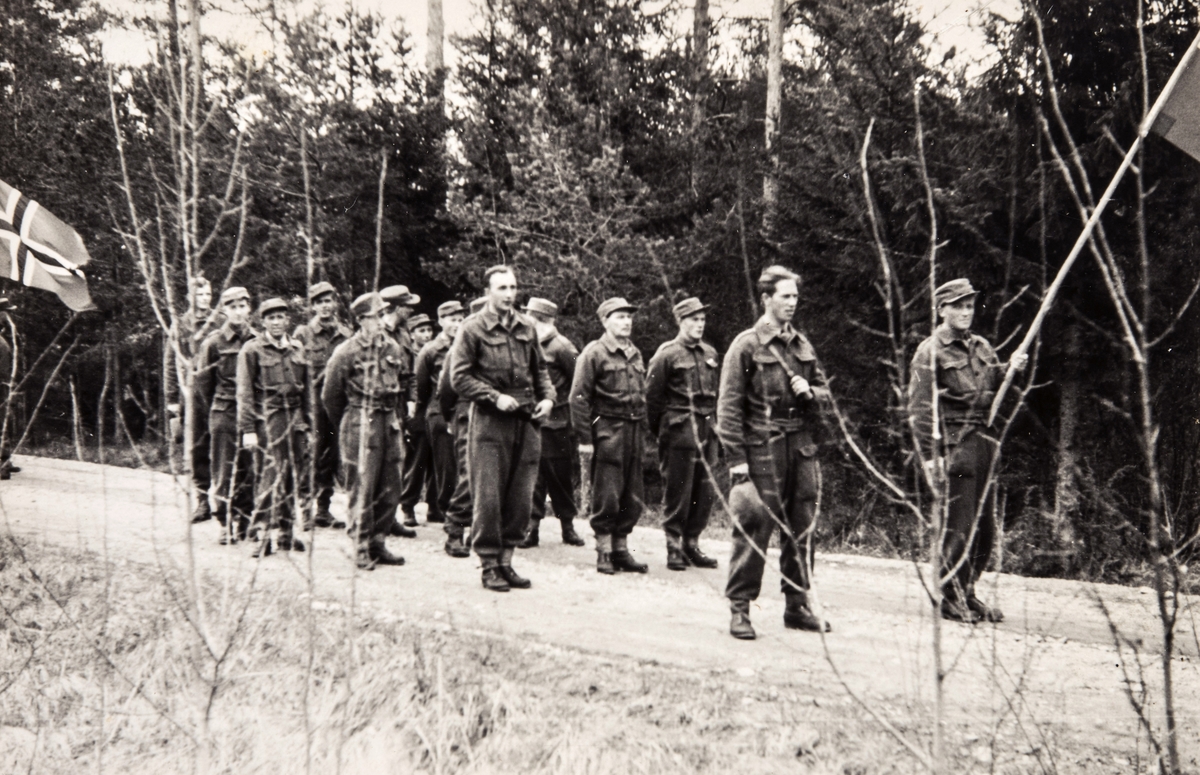 Norske polititropper marsjerer til kirken 17. mai 1944, i Mælsåker, Sverige under 2. verdenskrig. KP 2/IV Bataljon.