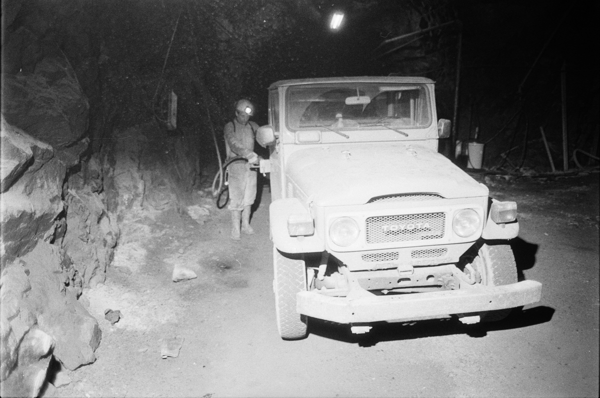 Tankning av bil, 460-metersnivån, gruvan under jord, Dannemora Gruvor AB, Dannemora, Uppland oktober 1991