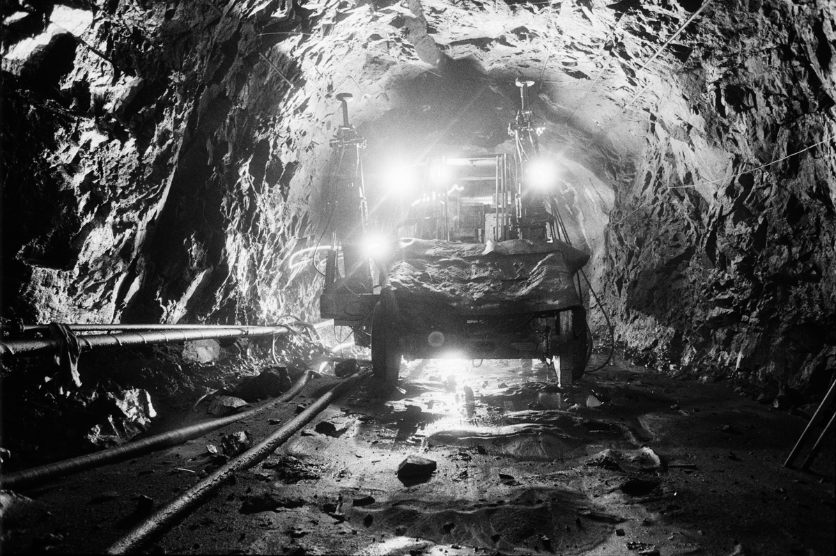 Långhålsborrning med långhålsborraggregat av märket Simba, 460-meternivån, gruvan under jord, Dannemora Gruvor AB, Dannemora, Uppland oktober 1991