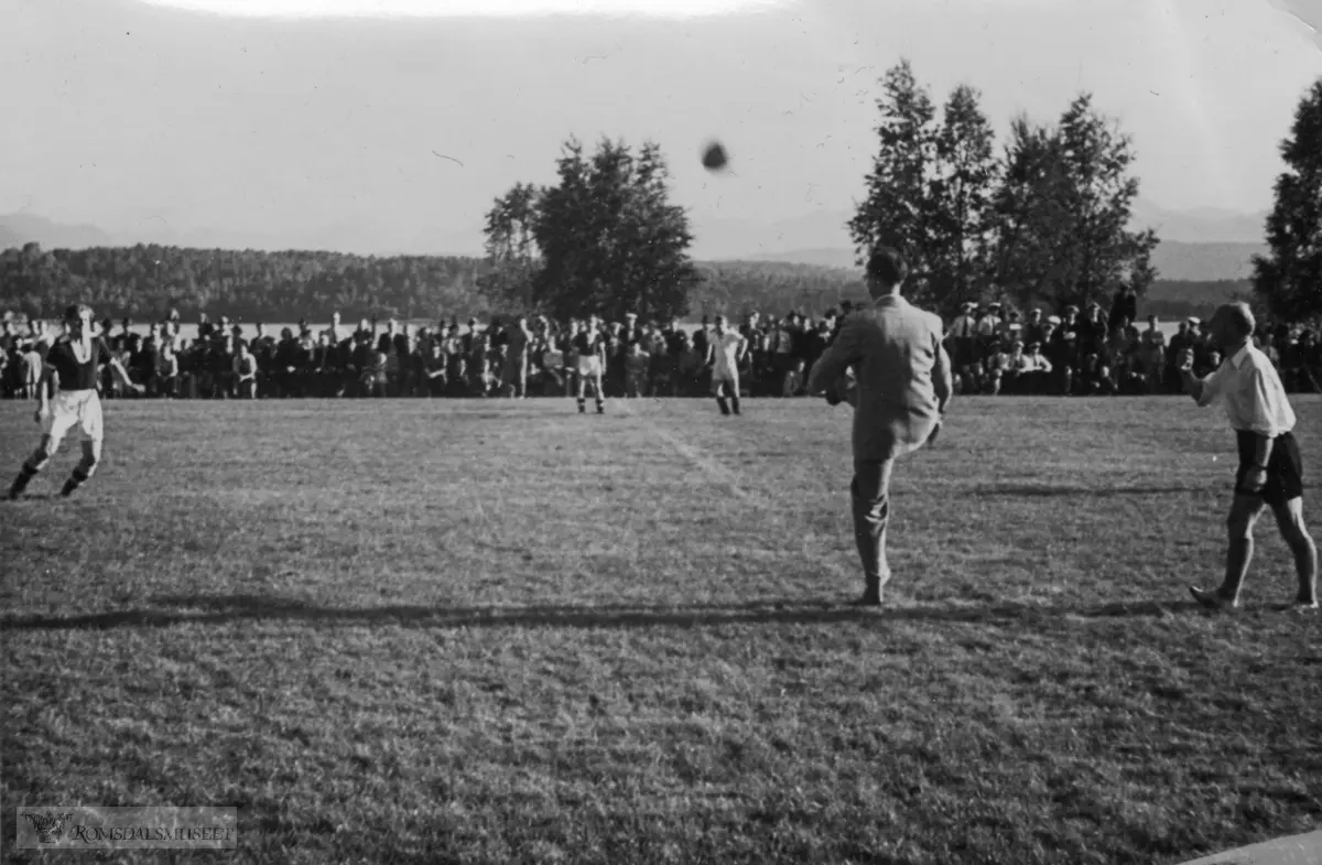 Bilder tatt i forbindelse med åpningen av Rivalbanen 04.09.1949. .Den gamle Rivalbanen lå der flyplassen på Årø ligger i dag.