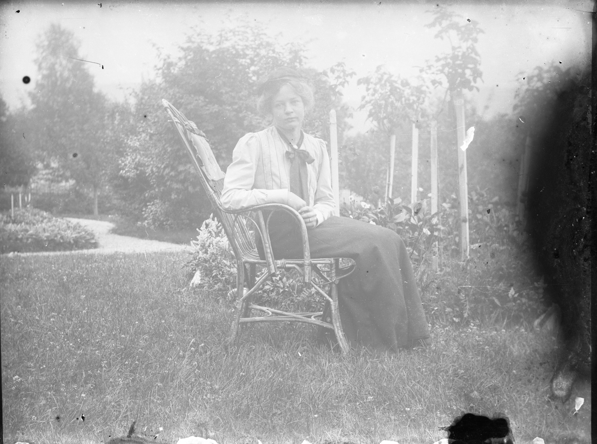 Foto av ung kvinne i studentlue, tidlig 1900-tallet

Antatt fotosamling etter Anders Johnsen.
