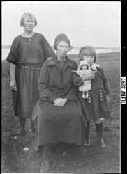 Mor med to barn, Brandmo, Vallersund, Bjugn.