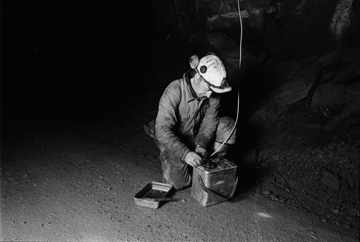 Raslastare Tore Norbäck borrar skut och ansluter trådar från borrhålen som laddats med dynamit till detonatorn, 480-metersnivån, gruvan under jord, Dannemora Gruvor AB, Dannemora, Uppland januari 1992