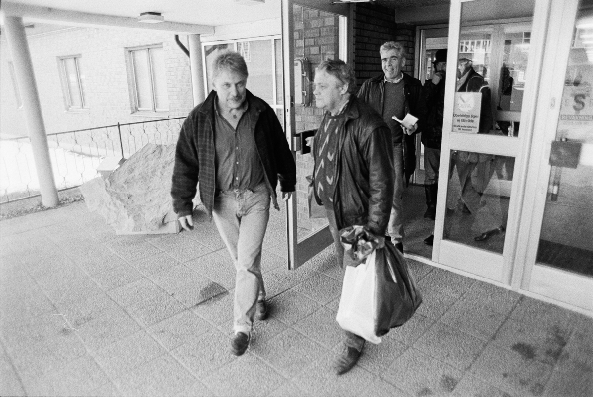 Den sista arbetsdagen - gruvarbetare på väg hem, utanför gruvstugan, Dannemora Gruvor AB, Dannemora, Uppland 31 mars 1992