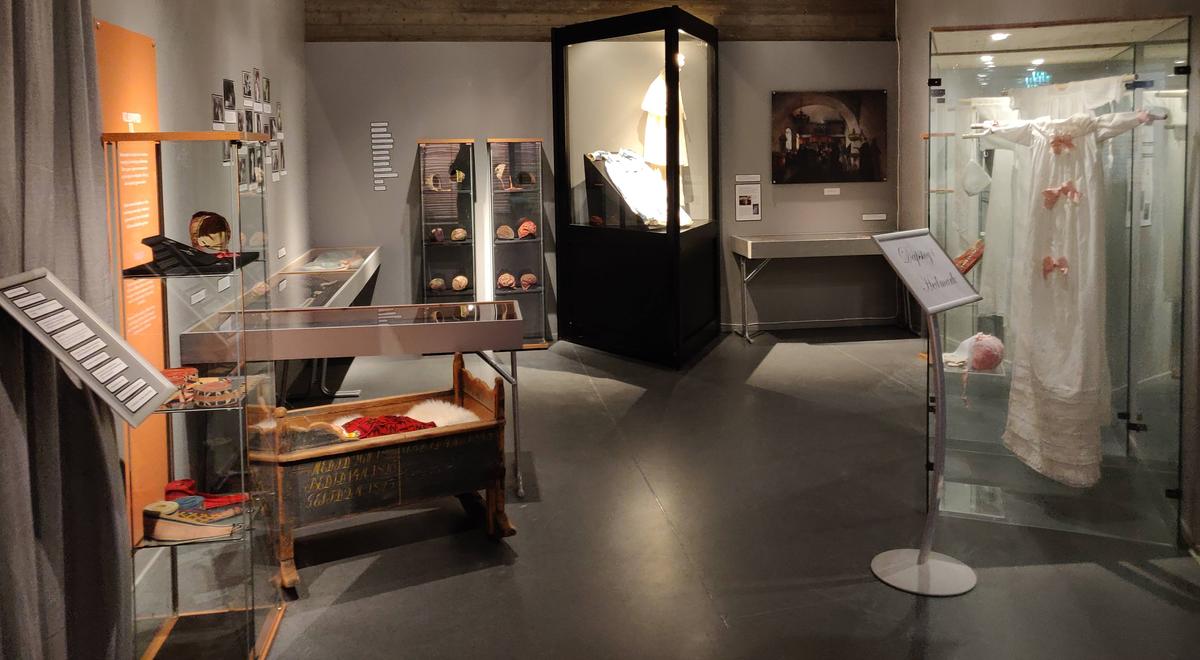 En utstilling som viste dåpskjoler og dåpsluer fra 1700-tallet opp til nyere tid