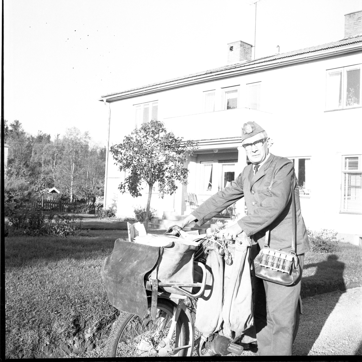 Lantbrevbärare Birger Alzén vid sin moped, i samband med pensionering efter 16 års tjänst.