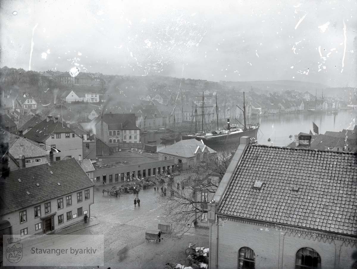 Til venstre i forgrunnen: Svaneapoteket, Haabeths hus og Sjømannsforeningen. I midten salgsbodene og jernbanens godsekspedisjon foran Rønnebergs Preserving. I bakgrunnen til venstre: Bergene.