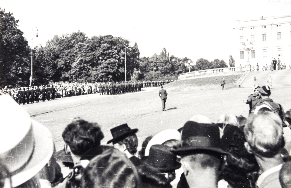 De norske polititropper(Feltbataljon IV) i parade på vei opp til Slottet, 8 mai 1945.