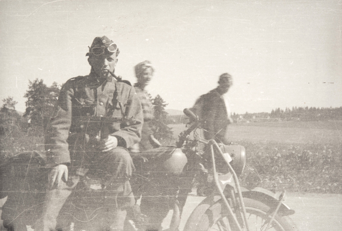 Norske polititropper står ved sine motorsykler 1945.