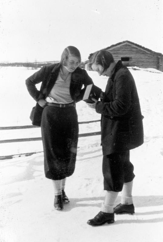 Påske på Myklebysetra. Kvinner fra venstre: Gudrun Hartvigsen, Karen Gundersen. Eier av foto:Stor-Elvdal Historielag. (Foto/Photo)