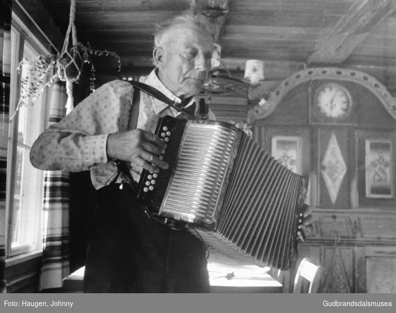 Olav Bruheim (f. 1906) spelar torader