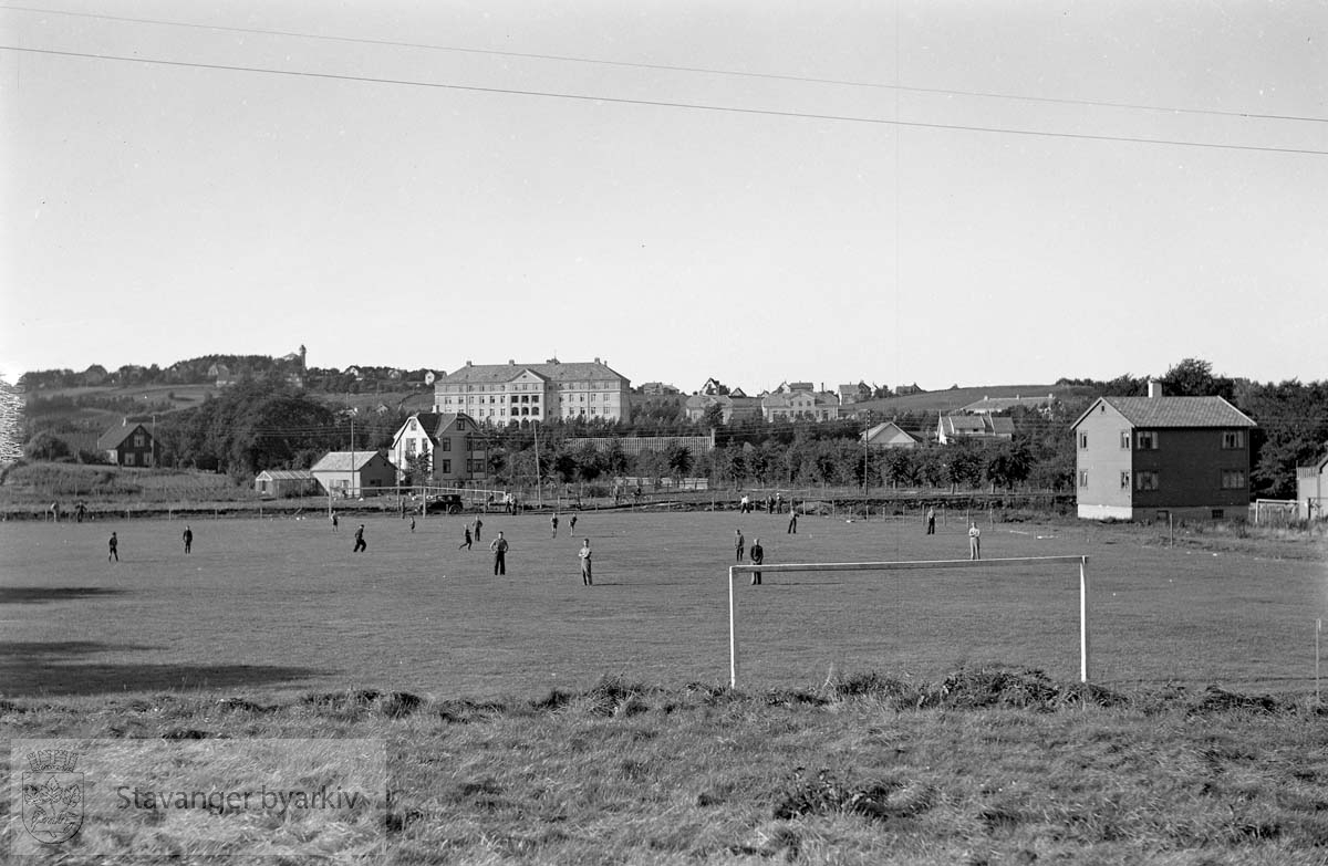 Rogaland Sykehus i bakgrunnen. Jarl var første fotballklubb med egen bane i Stavanger (den gang Hetland) .Fotball. .Jarlabanen i Hillevåg.