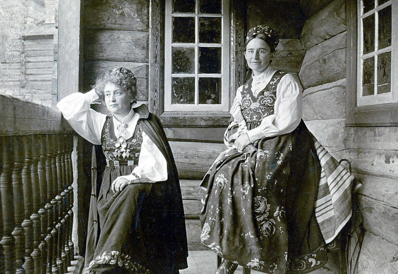 Hulda Garborg (t.v.) og Tilla Valstad (t.h.) på Maihaugen (Foto/Photo)