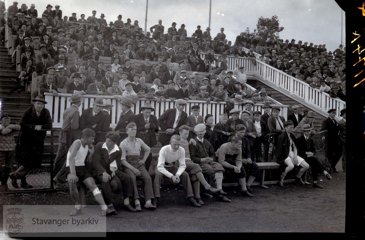 Tilskuere på tribunen på Stavanger stadion