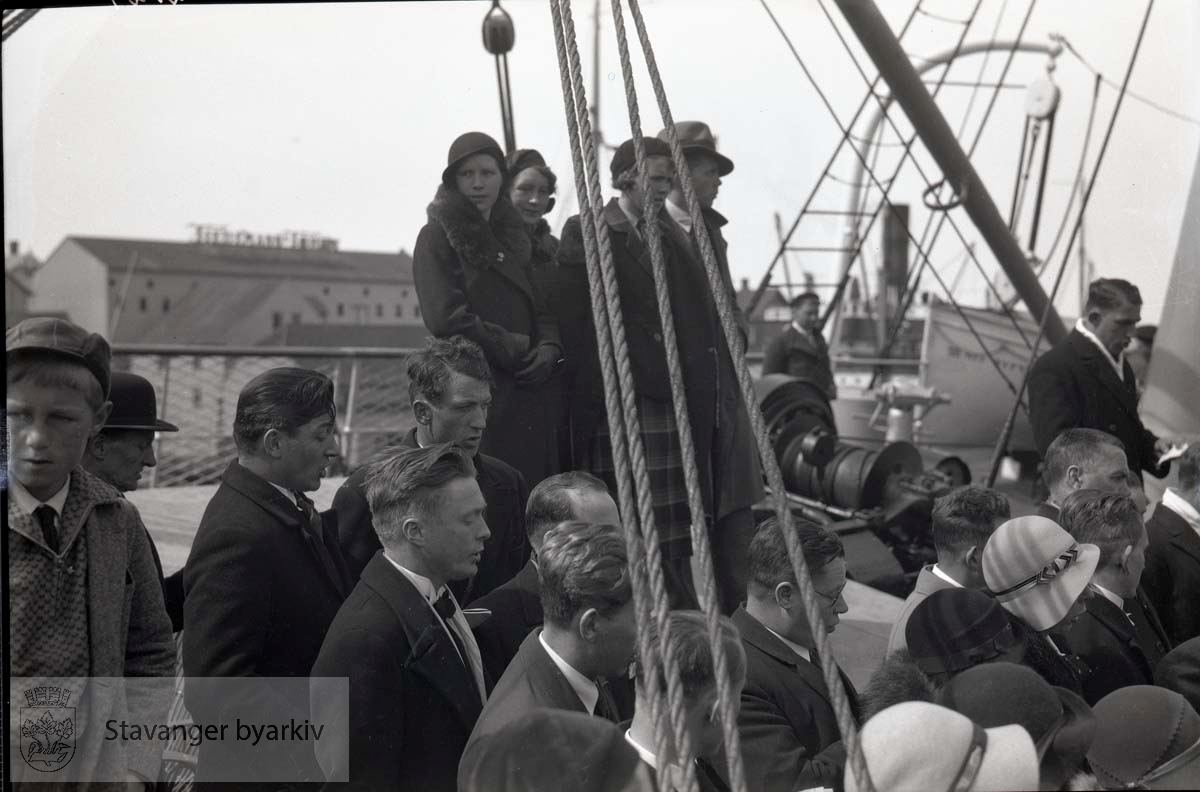 Folk ombord i båt på vei til eller fra Haugesund.
