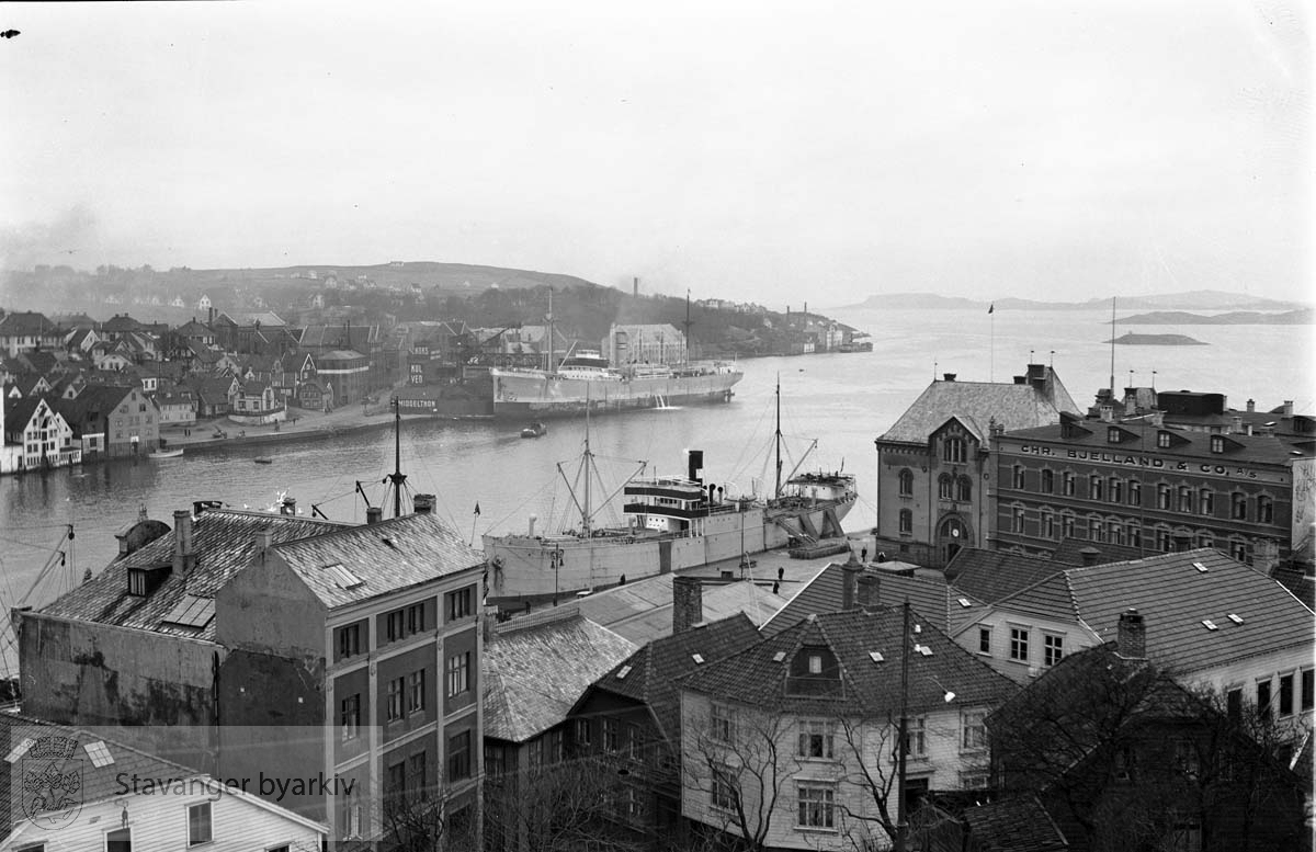 Fra Valberget, utsikt mot Byfjorden..Skansekaien , Tollboden og Hotel Victoria til høyre.Strandkaian og Sandvigå i bakgrunnen