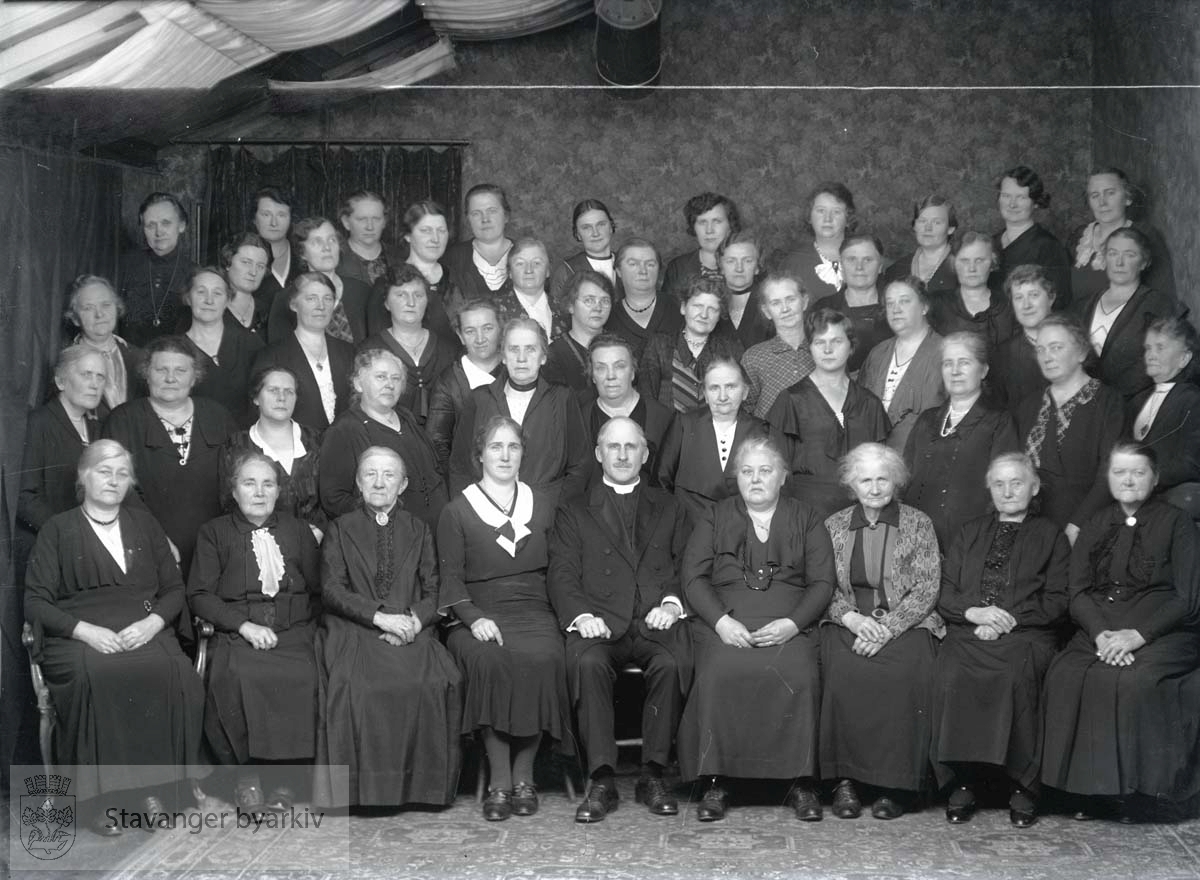 En prest og forsamling eldre kvinner
